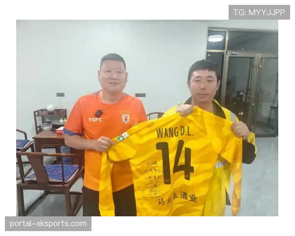 比赛用球不慎踢上看台,小球迷获赠全队签名球衣作为交换 比赛用球不慎踢上看台,小球迷获赠全队签名球衣作为交换